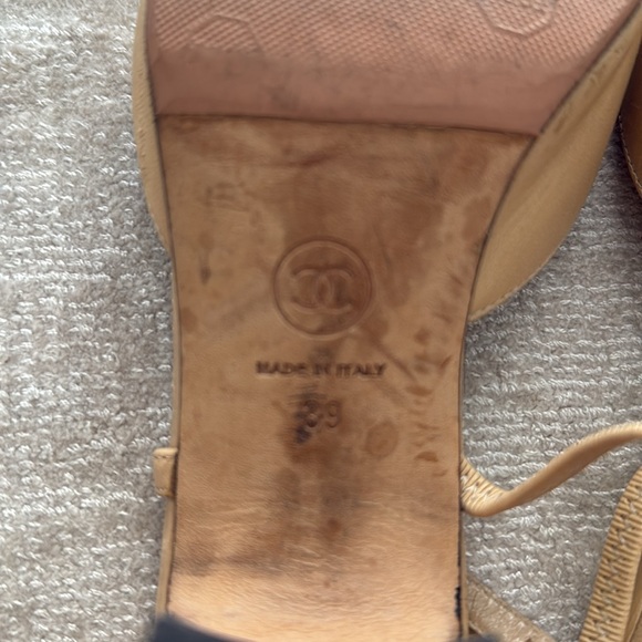 CHANEL Classic Beige Leather & Navy Grosgrain Cap-Toe Slingback Heels (39) - Picture 8 of 9